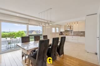 Langs de Stijn Streuvelslaan ter hoogte van nummer 45 bevindt zich deze zeer grondig gerenoveerde half vrijstaande woning op een perceel van 4a 48ca.<br /><br />Op slechts een enkele minuutjes rijden - met de fiets of met de wagen - komt men in het centrum van deze mooie gemeente. Hier vindt men bakkers, enkele supermarkten, de slager, apothekers, scholen, het cultureel centrum met een speeltuin en voetbalveldje,.. De oprit E313 ligt op een kleine twee kilometer, ideaal voor wie een vlotte verbinding zoekt met omliggende steden zoals Hasselt, Genk of Tongeren. Het centrum van Bilzen ligt op een viertal kilometer. <br /><br />De woning werd in de periode van 2016 tot en met 2017 gestript en vervolgens onderworpen aan een bijzonder grondige renovatie, met veel aandacht voor duurzaamheid, kwaliteit en wooncomfort. Onder meer volgende werken werden zorgvuldig en uiterst vakkundig uitgevoerd: vernieuwing van het dak, ramen, elektrische installatie, CV, sanitaire aan- en afvoeren, isolatie van spouw- EN buitenmuren afgewerkt met crepie, installatie van zonnepanelen,..<br /><br />Op heden wordt een EPC voorgelegd met een uitstekende score van slechts 96 kWh/m² pj – label A. - bijna nieuwbouw benaderend. <br /><br />Bij de afwerking werd gekozen voor de betere materialen. Denk hierbij aan de natuurstenen vloer in de hal en woonkamer, aansluitend op de massieve eiken parketvloer, het natuurstenen werkblad in de vernieuwde keuken, de voleiken badkamer met granieten blad en vloeren,.. <br /><br />Het resultaat mag zeker gezien worden - een zeer duurzame, knap afgewerkte woning - met een comfort dat aansluit bij dat van een nieuwbouwwoning - omgeven door een al even netjes verzorgde tuin. De koper zal hier snel een nieuwe thuis van kunnen maken zonder dat kosten aan de orde zullen zijn. <br /><br />INDELING/ OMSCHRIJVING:<br /><br />Gelijkvloers:<br />-Inkom met trap en WC<br />-Lichtrijke open leefruimte in L-vorm ingedeeld met knusse zithoek - eethoek uitgevend op de tuin<br />-open keuken van degelijke kwaliteit, afgewerkt met natuurstenen blad en uitgerust met alle nodige toestellen zoals oven, microgolfoven, frigo vaatwasser en kookplaat<br />-Ruime inpandige garage met vernieuwde sectionaal poort, met voorzieningen voor wasplaats, en achteraan een handige toegang tot de tuin <br /><br />1ste verdieping:<br />-Nachthal<br />-Drie slaapkamers<br />-Knap afgewerkte badkamer met voleiken meubel, granieten werkblad, inloopdouche en WC<br />Zolder – mogelijk bruikbaar voor stockage<br /><br />Kelder<br />-Verzorgde droge kelder met nieuw betonnen dek, waterontkalker<br /><br />Buitenomgeving:<br />-Netjes verzorgde voortuin met inrit, aangelegd met kleiklinkertjes. Hier ervaart men al onmiddellijk een eerste zeer verzorgde degelijke indruk, die men zonder twijfel verder binnen in de woning zal bevestigd zien. <br />-Knap aangelegd terras in blauwe steen, aansluitend op de leefruimtes<br />-Volledig omheinde achtertuin met toegang tot de garage<br /><br />Enkele technische kenmerken samengevat:<br />-EPC: 96 kWh/m² p.j. – label A<br />-HR ketel op aardgas - BUDERUS Logamax<br />-Spouwmuur- en gevelisolatie afgewerkt met crepi gevelpleister<br />-13 zonnepanelen - 5 kW thuisbatterij<br />-Elektrische installatie vernieuwd, conform met bijhorend attest<br />-Vernieuwde daken en ramen<br />-Asbestveilig<br /><br />Deze zeer nette half vrijstaande woning kan een mooi - eerder schaars - aanbod zijn voor gezinnen die op zoek zijn naar een aantrekkelijke ECHT instapklare woning, structureel zeer degelijk gerenoveerd, esthetisch zuiver afgewerkt, en vooral duurzaam gebouwd, klaar voor de toekomst.