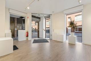 Dit ruime en lichtrijke pand op de gelijkvloerse verdieping van een appartementsgebouw is gelegen op een drukke commerciële locatie in het...