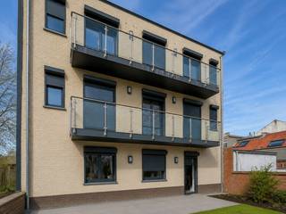 Bezoeken + Info: 0493/209756<br />Een zeer goed gelegen, recente opbrengsteigendom (bouwjaar: 2019) bestaande uit 2 ruime appartementen met 3 slaapkamers + terras en 2 individuele garageboxen met sectionale poort. Gelegen op 5 min van Tour & Taxi. Elektriciteit 100% conform tot 2044.<br /> <br />Bestaande uit:<br />Gelijkvloers: heden studio-appartement met 1 slaapkamer, living-leefruimte, douchekamer;<br />Appartement eerste verdieping (113m² - EPC C): inkomhal, living-leefruimte, geïnstalleerde keuken, nachthal, 3 slaapkamers, douchekamer (inloopdouche, lavabo), separaat toilet;<br />Appartement tweede verdieping (113m² - EPC D+): inkomhal, living-leefruimte, geïnstalleerde keuken, nachthal, 3 slaapkamers, douchekamer (inloopdouche, lavabo), separaat toilet;<br />Verder: terrassen, tuin, 2 gesloten garageboxen met sectionale poort<br /><br />Buitenschrijnwerk PVC dubbele + driedubbele beglazing + rolluiken<br />Centrale verwarming op aardgas - condensatieketels + airco’s + 28 zonnepanelen<br />EPC app 1e verdieping : 150kWh/m² / EPC app. 2e verdieping: 168 kWh/m²<br />Elektriciteit 100% conform tot 2044.<br />K.I.: 2.285 EUR<br /><br />Stedenbouwkundige inlichtingen aangevraagd.