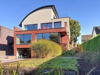 Gebouw met tal van mogelijkheden – ideaal voor groot gezin of vrij beroep<br /><br />Dit gebouw met talrijke troeven biedt een uitzonderlijk potentieel en een grote flexibiliteit in indeling en is vandaag verdeeld als volgt:<br />Op het gelijkvloers bevindt zich een bureauruimte met archieflokalen, evenals een appartement aan de achterzijde bestaande uit een leefruimte, een voorziene plaats voor een keuken, een wasruimte, één slaapkamer en een douchekamer.<br /><br />De eerste verdieping omvat een aangenaam appartement met een lichtrijke living en een volledig uitgeruste open keuken, een bergruimte, twee slaapkamers en een douchekamer. Het geheel wordt afgewerkt met twee mooie terrassen, ideaal om van de buitenruimte te genieten.<br /><br />De tweede verdieping biedt een zeer ruime open ruimte die volledig naar wens en behoefte kan worden ingericht (extra woongelegenheid, kantoorruimte, hobbyruimte, ...).<br /><br />De kelderverdieping beschikt over twee ruime parkeerplaatsen, kelders, een douchekamer en alle aansluitingen voor het installeren van een zomerkeuken.<br /><br />Staanplaatsen voor de deur, oprit naar de garages, mooi terras en leuke tuin om tot rust te komen.<br /><br />Dit pand is ideaal voor een groot gezin dat ieders privacy wil behouden, of voor een gezin dat een vrij beroep uitoefent.<br /><br />Info en bezoeken: meise@weinvest.be - 02/262.45.78