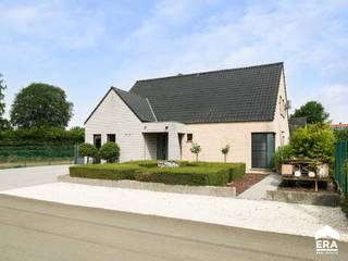 <p>Ben je op zoek naar een instapklare woning met veel ruimte en comfort? Dan is deze woning uit 2001, gelegen in <strong>Hechtel-Eksel</strong>, beslist een bezoek waard.</p>
<p>Gelegen op een perceel van <strong>9a 60ca</strong>, biedt dit huis alles wat je nodig hebt: een <strong>vernieuwde keuken (2024)</strong>, een <strong>gezellige overdekte zithoek</strong> buiten en een <strong>praktische indeling</strong> met multifunctionele ruimtes op het gelijkvloers, een <strong>ruime garage met zolder.</strong></p>
<p> </p>
<p><strong>Troeven van deze woning:</strong></p>
<ul><li><strong>Vernieuwde keuken (2024)</strong></li><li><strong>Tot 5 slaapkamers mogelijk</strong> – Eén kamer is momenteel ingericht als dressing, een andere als bureauruimte met ingemaakte kasten (ideaal voor thuiswerk).</li><li><strong>Ruime garage met bovenliggende zolder</strong> – Biedt extra opbergruimte of mogelijkheden voor hobbyruimte of andere activiteiten</li><li>Gezellige woonkamer met <strong>gashaard</strong> </li><li><strong>Energiezuinige score: EPC-label C</strong> – geen renovatieverplichting</li><li><strong>Conforme elektrische installatie</strong></li></ul>
<p>Indeling: zie bijlage</p>
<p> </p>