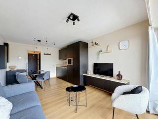 Près de l'Esplanade de La Panne, nous trouvons ce studio à louer avec une belle vue latérale sur la mer et la plage. Le studio bénéficie d'un emplacement extrêmement idéal, à quelques pas du centre et de toutes sortes d'installations. Une place de parking souterraine située à l'intérieur du bâtiment est incluse dans le prix. <br /><br />DISPOSITION :<br />> Sixième étage :<br />- hall d'entrée avec vestiaire ;<br />- salle de bain avec douche, lavabo et toilettes ;<br />- cuisine ouverte avec cuisinière électrique, hotte, évier et réfrigérateur ;<br />- espace de vie avec accès à la terrasse.<br /><br />GÉNÉRAL :<br />- chauffage électrique<br />- EPC (257 kWh/m² par an)<br />- double vitrage, bois<br />-<br /><br />Intéressé ? Visitez notre site web www.dewaele.com, sélectionnez la propriété et cliquez sur le bouton rouge « Demandez votre visite ». Remplissez un court profil et nous vous contacterons pour un rendez-vous. Les rendez-vous ne peuvent pas être pris par téléphone.