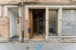 In de Diksmuidestraat, één van de belangrijkste toegangswegen naar de Grote Markt van Ieper, vinden we deze instapklare woning...