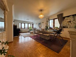 <strong>Gezellig en ruim 3-slaapkamerappartement in hartje Genk</strong><br /><br />Welkom in dit aangename en verrassend ruime appartement met 3 slaapkamers, gelegen op de 6e verdieping van residentie Da Vinci. Het appartement is vlot bereikbaar via de personenlift vanaf het gelijkvloers.<br /><br />De centrale ligging is een absolute troef: winkels, scholen, openbaar vervoer en gezellige horecazaken bevinden zich allemaal op wandelafstand. Ideaal voor wie graag alles binnen handbereik heeft.<br /><br />Binnen geniet u van een ruime inkomhal die toegang geeft tot een lichtrijke leefruimte, een praktische keuken en een aparte berging. Verder zijn er drie volwaardige slaapkamers en een badkamer met dubbele lavabo en ligbad. In de hal vindt u ook een apart toilet.<br />Extra pluspunt: het appartement beschikt over twee terrassen – één aan de voorzijde en één aan de achterzijde – zodat u op elk moment van de dag van de buitenlucht kunt genieten.<br />Daarnaast horen er ook een ondergrondse afgesloten garagebox én een privatieve kelderberging bij het appartement.<br /><br /><strong>Extra informatie:</strong>
<ul>
	<li>Gunstig EPC C</li>
	<li>Elektrische verwarming</li>
	<li>Rolluiken in de slaapkamers</li>
</ul>
Huurprijs: €950/maand<br />Algemene onkosten (incl. voorschot water): €101,50/maand<br />Huurwaarborg: €2.850<br />Beschikbaar vanaf: 01/03/2026<br /><br />Voor meer inlichtingen of een bezoek ter plekke kan u ons steeds contacteren: katrien@hermania.be.