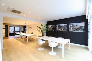 Gelijkvloers handelspand/kantoor/winkel met een oppervlakte van ca. 127 m² en een indrukwekkende etalage van maar liefst 9 meter breed. Dankzij...