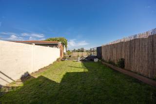 <p><span>Instapklare woning met prachtige tuin en vrij uitzicht over de velden in Reet</span></p><p><span>Op zoek naar een instapklare en goed onderhouden woning met veel lichtinval, een ruime tuin én een prachtig open uitzicht? Deze verzorgde woning in Reet combineert comfort, ruimte en een uitstekende ligging vlak bij het centrum.</span></p><p><span> </span></p><p><span>Indeling:</span></p><p><span> </span></p><p><span>Gelijkvloers</span></p><p><span>Via de inkomhal met vestiaire bereik je de praktische wasplaats, de garage en het terras. Achteraan geniet je van een </span><span>prachtige tuin met een weids en vrij uitzicht over de weilanden van Reet</span><span> — een heerlijke plek om tot rust te komen.</span></p><p><span> </span></p><p><span>Eerste verdieping</span></p><p><span>De eerste verdieping beschikt over een </span><span>lichtrijke woonkamer</span><span> en een recente, volledig uitgeruste keuken met ingebouwde oven, kookplaat, dampkap en vaatwasser. Vanuit de leefruimte heb je toegang tot het ruime terras van maar liefst </span><span>21 m²</span><span>. Verder bevindt zich hier een apart toilet.</span></p><p><span> </span></p><p><span>Tweede verdieping</span></p><p><span>Op de tweede verdieping zijn er </span><span>twee slaapkamers</span><span> en een badkamer met zowel een bad als een douche. Daarnaast is er een extra, kleinere kamer die flexibel kan worden gebruikt als </span><span>bureau, dressing of bergruimte</span><span>. Deze ruimte biedt bovendien de mogelijkheid om ingericht te worden als een tweede toilet.</span></p><p><span> </span></p><p><span>Ligging</span></p><p><span>De woning is rustig gelegen met een </span><span>prachtig, uitgestrekt uitzicht over de velden</span><span>, terwijl het centrum van Reet vlot bereikbaar is. Ook voor woon-werkverkeer is de ligging interessant, met een gemakkelijke aansluiting op de </span><span>A12 en E19</span><span> richting Antwerpen, Brussel en Mechelen.</span></p><p><span> </span></p><p><span>In de nabije omgeving vind je onder meer:</span></p><ul><li><span>kleuter- en lagere school</span></li><li><span>supermarkt</span></li><li><span>gemeentehuis</span></li><li><span>openbaar vervoer op verschillende plaatsen in de straat</span></li><li><span>het centrum van Reet</span></li></ul><p><span>Troeven</span></p><ul><li><span>Instapklaar</span></li><li><span>Zeer goed onderhouden</span></li><li><span>Elektrische installatie conform</span></li><li><span>Veel natuurlijke lichtinval</span></li><li><span>Prachtig en vrij uitzicht over de weilanden</span></li><li><span>Ruime tuin</span></li><li><span>Overdekt terras</span></li><li><span>Terras van 21 m²</span></li><li><span>Garage</span></li><li><span>Twee autostaanplaatsen</span></li><li><span>Openbaar vervoer vlakbij</span></li><li><span>Vlotte verbinding met A12 en E19</span></li><li><span>Op korte afstand van het centrum van Reet</span></li></ul><p><span>Een verzorgde woning met een mooie buitenruimte en een uniek open uitzicht, op een praktische locatie nabij het centrum van Reet.</span></p><p><span> </span></p><p><span> </span></p>