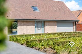 Deze alleenstaande woning is gelegen op een grondoppervlakte van 1304 m² en bestaat uit: <br /><br />Zéér ruime oprit - inkomhal - toilet - living (met parketvloer) - keuken - berging - wasplaats - bureauruimte - dubbele garage - carport - polyvalent gebouw bestaande uit een grote ruimte (ideaal voor vrij beroep, hobbyruimte, kinderopvang) en een sanitaire blok en toilet - groot terras - tuin - tuinhuis - nachthal - 4 slaapkamers waarvan 1 momenteel ingericht is als volledige dressingruimte - badkamer - zolder. <br /><br />Troeven van deze woning: <br />- bewoonbare oppervlakte van 237 m²<br />- energielabel C<br />- alarm aanwezig<br />- instapklaar<br /><br />Neem vandaag contact voor een bezoek ter plaatse.