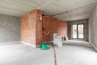 <p><strong>Maak je carrièredromen waar in deze kantoor-/ praktijkruimte</strong></p>
<p>Ondernemers van Deurne en omstreken, graag jullie aandacht! Wij hebben ten slotte iets ‘anders dan anders’ in de aanbieding – en ’t zou zomaar eens de plek kunnen zijn waar jij die ambitieuze dromen zal gaan uitbouwen… Ontdek dit lichtovergoten kantoor mét parkeerplaats en tuin – en begin al maar na te denken over dé perfecte inrichting. Kom binnen!</p>
<p><strong> </strong></p>
<p><strong>Lichtovergoten, goed zichtbaar hoekpand in woonwijk</strong></p>
<p>De wijk waarin we ons vandaag bevinden, is een spiksplinternieuwe woonwijk in het gezellige Deurne-Zuid. Dat betekent: héél erg veel bekijks – en dus de ideale locatie voor ondernemers die al een Deurnes adres op hun identiteitskaart hebben staan. Verder werk je hier in een hoekpand met grote raampartijen, waardoor je altijd kan rekenen op een zonovergoten werkdag…</p>
<p></p>
<p><strong>Wat er al is - en wat nog kan komen</strong></p>
<p>Er ligt een ventilatiesysteem D klaar, net zoals de aansluitingen voor een lucht- of warmtepomp voor de verwarming. Daarnaast is er ook de mogelijkheid om zonnepanelen te installeren op ’t dak – en is het de bedoeling om vloerverwarming te leggen.</p>
<p><strong> </strong></p>
<p><strong>Tuintje en dubbele autostaanplaats</strong></p>
<p>Klanten, collega’s of patiënten ontvangen? Kan allemaal: je hebt hier tenslotte een dubbele autostaanplaats (verplicht bij aan te kopen). Daarnaast heb je als eigenaar van dit kantoor ook recht op een eigen plekje in de fietsenberging. Als laatste heb je hier ook een intens gezellige, en privaat, tuintje: héérlijk om op ’t gemak te gaan lunchen in de zomer.</p>
<p><strong> </strong></p>
<p><strong>Ontzettend veel speelruimte</strong></p>
<p>In dit pand hanteren we ’t motto ‘niets moet, alles mag’. De bewuste keuze om niet alles af te werken, zorgt ervoor dat jij je eigen kantoor totaal naar eigen goesting kan aankleden en inrichten. Je kiest je eigen materialen en beslist zelf waar alle stopcontacten komen. Daarnaast is er ook de mogelijkheid om aansluitingen voor sanitaire voorzieningen en/of een keuken te plaatsen. Wat jij maar wil!</p>
<p><strong> </strong></p>
<p><strong>Klaar voor je eigen kantoor? Info@ugly.be!</strong></p>