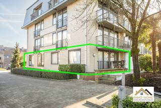 In Merelbeke, vlak bij Gent, bevindt zich deze interessante opbrengstwoning die momenteel wordt uitgebaat als gastenkamers. Bij binnenkomst op het gelijkvloers leidt een lange gang je naar vier ruime slaapkamers, waarvan één met toegang tot een terras. Daarnaast zijn er twee badkamers, elk uitgerust met een douche, lavabo en toilet. Er is een ingerichte keuken met plaats voor een eettafel. Verder is er een ruime studio met een ensuite douche en toilet. Op het benedenverdiep vind je nog twee slaapkamers, een badkamer met douche en toilet, een tweede ingerichte keuken met gezellige zithoek, een extra ruime wasplaats en een aparte gang met eigen toegangsdeur voor de benedenverdieping. Buiten biedt de woning een dubbele staanplaats in de garage met elektrische poort, evenals een aparte, afsluitbare fietsenstalling. Kortom, deze eigendom biedt tal van mogelijkheden voor verdere uitbating of herbestemming.. Inschrijven via mail naar info@immo-home.be, geen telefonische inschrijvingen! Volg ons op Fb en Insta. Voor meer info: www.immo-home.be. GRATIS SCHATTING &amp; GRATIS FINANCIEEL ADVIES
