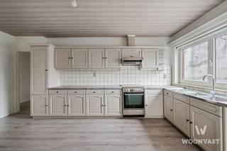 OPEN BEZOEKMOMENT OP WOENSDAG 07/10 TUSSEN 17h30 - 18:30!<br /><br />Ben je op zoek naar een duplex appartement in Lokeren met een gezellige leefruimte, ruim terras met zicht op de velden, 2 slaapkamers, moderne badkamer met inloopdouche en keuken voorzien van het nodige comfort? Dan hebben wij goed nieuws voor u!<br /><br />Dit mooie duplex appartement in Lokeren is een topper in zijn categorie en biedt u alle luxe en comfort die je zoekt. Het appartement beschikt over 2 slaapkamers en een moderne badkamer met inloopdouche. De keuken is voorzien van alle nodige apparatuur en biedt jou alle comfort die je nodig hebt om heerlijk te koken. De gezellige leefruimte is perfect om te ontspannen na een drukke dag en biedt jou een prachtig uitzicht op de velden. Het ruime terras is de ideale plek om te genieten van de rust en het mooie uitzicht.<br /><br />Aarzel niet om een afspraak te maken om dit appartement te bezichtigen en ontdek zelf de vele troeven.