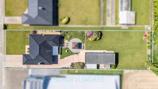 Deze ruime laagbouwwoning werd steeds met de grootste zorg onderhouden en verkeert daarom zowel binnen als buiten in een uitstekende staat.Bij het...