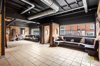 <p><span>Dit veelzijdige handelshuis, vandaag vergund als horeca-zaak met bovenliggende woonst, biedt tal van mogelijkheden voor wie wonen en werken wil combineren of op zoek is naar een interessant investeringspand. Het gelijkvloers omvat een handelsruimte van ca. 130 m², bestaande uit een ruime zaal van 74 m², een keuken van 12,5 m² met aansluitende bijkeuken/berging van 27 m², evenals een sanitaire ruimte. Daarnaast beschikt het pand over een ruime kelder, ideaal voor extra stockage. De bovenliggende woonst is ingericht als een duplexappartement. Op de eerste verdieping bevinden zich de leefruimte met aansluitende keuken en de badkamer. De tweede verdieping telt twee ruime slaapkamers, wat zorgt voor een comfortabele woonbeleving. Achteraan het pand bevindt zich een diepe tuin van maar liefst 194 m², een absolute meerwaarde zowel voor privégebruik als voor commerciële doeleinden. Een interessant pand met veel potentieel, geschikt voor horeca-uitbating, gemengd gebruik of herbestemming (onder voorbehoud van stedenbouwkundige voorschriften).</span><span> </span></p>