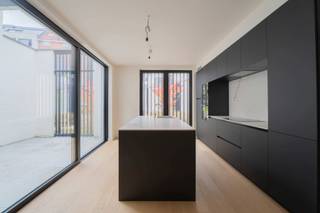 Living in Ghent is getting a whole new look with Graaf van Vlaanderen. This project offers a wonderful mix of cozy one- and two-bedroom apartments and spacious three-bedroom homes. Ideal for those starting out alone, looking for a place to live as a couple, or wanting to fully enjoy the city with the family.
Everything has been finished with an eye for detail and sustainability, so you'll live here not only beautifully but also smartly. Plenty of light, a well-thought-out layout, and a contemporary feel provide that extra touch of comfort.
And then there's the location... you'll literally live in the heart of Ghent, within walking distance of great coffee shops, restaurants, cultural venues, and shops. In short: living in Graaf van Vlaanderen means city life, but in a home that's perfectly suited to you.