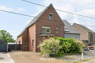 Voor meer info en foto’s, surf naar www.swevers.be – Deze instapklare halfopen bebouwing aan de Tervantstraat 188 B in Beringen biedt een mooie combinatie van ruimte, comfort en een gunstige ligging. De woning werd gebouwd in 1954 en beschikt over een bewoonbare oppervlakte van 181 m² op een perceel van 541 m² met zuidoostelijke oriëntatie. Op het gelijkvloers komt u binnen via de inkomhal met trap naar de verdieping. De gezellige woonkamer van 15,60 m² geniet dankzij de erker van een aangename lichtinval. Aansluitend bevindt zich de eetkamer, centraal in de woning, met achteraan de ruime keuken van 18,26 m². Verder zijn er een praktische berging, badkamer en een apart gastentoilet aanwezig. De eerste verdieping telt twee ruime slaapkamers van 16,51 m² en 15,60 m², samen met de hobbyruimte of dressing. De zolderverdieping van 25 m² is ingericht als derde volwaardige slaapkamer, maar kan ook dienen als bureau, hobbykamer of polyvalente ruimte. Daarnaast beschikt de woning over een kelder van 5 m². Ook buiten is het aangenaam vertoeven. Het zonnige perceel biedt ruimte voor een gezellige tuin, speelruimte of ontspanningsplek. De aanwezige buitenberging zorgt voor extra comfort en bergruimte voor fietsen of materiaal. De ligging is bijzonder praktisch: winkels, openbaar vervoer, restaurants, scholen, ontspanning en de snelweg zijn vlot bereikbaar. Een ideale woning voor gezinnen, koppels of wie wonen en werken wil combineren. Voor meer informatie, bel 011 255 155. Bron bewoonbare oppervlakte: EPC – verslag.