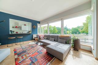 <span>Gelegen tegenover het Woluwepark, in een kleinschalig gebouw, biedt dit ruime appartement van ongeveer 130 m² een bijzonder aangename leefomgeving, vlak bij groene ruimtes, winkels, openbaar vervoer en de belangrijkste verkeersassen. </span><span>Het appartement bestaat uit een inkomhal met vestiaire en afzonderlijk toilet, een ruime en lichtrijke leefruimte met mooie parketvloer en een aangenaam uitzicht op het park, evenals een volledig uitgeruste keuken. </span><span>Het nachtgedeelte omvat een nachthal, drie slaapkamers, waarvan één met een klein balkon, een douchekamer met toilet en een badkamer. </span><span>Een kelder vervolledigt het geheel. </span><span>Het appartement verkeert in perfecte staat van onderhoud en er zijn geen werken te voorzien. De elektrische installatie is conform en het pand beschikt over een EPC E. </span><span>Een bijzonder interessante woning dankzij de ruime oppervlakte, de bevoorrechte ligging tegenover het park en de uitstekende algemene staat. Ideaal voor een gezin dat op zoek is naar een ruim en instapklaar appartement in een gegeerde residentiële omgeving van Sint-Pieters-Woluwe.</span>