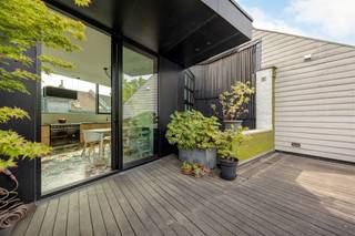 <p><span>Achter deze prachtige eclectische gevel gaat een woning schuil die je onmogelijk vanop straat kunt inschatten. Wat ooit een klassieke stadswoning was, groeide door een doordachte renovatie uit tot een unieke architecturale thuis waar licht, ruimte en beleving centraal staan. Dankzij de speelse split-levelindeling, de centrale patio, het royale dakterras en de indrukwekkende leefkeuken voelt elke verdieping anders aan, terwijl het geheel één harmonieus verhaal vormt. Een zeldzame woning voor wie houdt van karakter, design en wonen met</span><span> </span><span>een eigen identiteit.</span></p><p><span> </span></p><p><span> </span></p><p><span>Architectuur die je stap voor stap ontdekt</span><span><br />Van zodra je de dubbele voordeur opent, merk je dat dit geen doorsnee stadswoning is. De brede inkomhal baadt in het daglicht dankzij de hoge ramen aan beide zijden van de woning. De tweede inkom achteraan is bijzonder praktisch en de ruimte kan perfect multifunctioneel ingezet worden, als werkruimte/ fietsenberging/ atelier,… je vindt er ook de technische ruimte terwijl een aparte wasruimte en de kelder het dagelijkse comfort compleet maken.<br />Wat deze woning echt bijzonder maakt, is de manier waarop de verschillende niveaus met elkaar verbonden zijn. Geen lange donkere gangen of afgesloten verdiepingen, maar een speelse circulatie waarbij je telkens nieuwe zichten krijgt op de woning. De centrale patio brengt het daglicht tot diep in het huis en zorgt ervoor dat de verschillende leefruimten voortdurend met elkaar in verbinding staan.<br />De eerste verdieping is volledig ingericht als slaapverdieping. De master bedroom vormt een rustige privésuite met een ruime dressing en een ensuite badkamer. Daarnaast zijn er nog twee slaapkamers met zicht op het groen en een tweede douchekamer.</span></p><p><span> </span></p><p><span>Leven op verschillende niveaus</span></p><p><span>De tweede verdieping vormt een heerlijke overgang. De lichte zitkamer kijkt uit op het groen en sluit aan op een gezellige tv-hoek. Daarnaast bevindt zich een bureau op maat met ingemaakte kasten. Centraal ligt een patio die het natuurlijke licht diep de woning in trekt en een bijzonder gevoel van openheid creëert.<br /><br /></span></p><p><span>Een keuken waar het leven zich afspeelt</span></p><p><span>Helemaal boven bevindt zich de leefkeuken van ongeveer 30 m². De maatwerkkeuken met natuurstenen werkblad, Lacanche-gasfornuis, Quooker, grote koelkast en veel kastruimte vormt het kloppende hart van de woning. Via de grote schuiframen stap je naar het oostgerichte dakterras van 17 m² met zicht op de boomkruinen.</span></p><p><span> </span></p><p><span>Een buurt waar je graag thuiskomt</span><span><br />De Stanleystraat ligt op de grens van Oud-Berchem, Zurenborg en het Groen Kwartier. 's Morgens wandel je naar Polly voor een specialty coffee of spreek je af bij Café Service op de hoek van de straat. Station Antwerpen-Berchem, winkels, restaurants en openbaar vervoer liggen allemaal op wandelafstand.</span></p><p><span> </span></p>