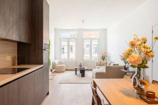 Droom je van een plek waar de Antwerpse gezelligheid letterlijk om de hoek ligt? Zoek niet verder! Dit recent volledig gerenoveerde appartement bevindt zich op een absolute toplocatie op het Zuid, op een steenworp van de iconische Marnixplaats. Of je nu zin hebt in een terrasje, een diner of een wandeling langs de Scheldekaaien: hier woon je in het hart van de stad, maar geniet je binnen van alle rust en licht.<br /><br />Zodra je de leefruimte binnenstapt, valt de prachtige parketvloer en de natuurlijke lichtinval meteen op. De open keuken is voorzien van alle toestellen en een handige aansluitende berging. Verder beschikt het appartement over een apart gastentoilet voor extra comfort.<br /><br />De achterzijde van het appartement is een oase van rust. Hier vind je de ruime slaapkamer met een ensuite badkame met dubbele lavabo en grote inloopdouche. Vanuit de slaapkamer heb je direct toegang tot het zuidgerichte terras. De perfecte plek voor een zonnig ontbijt of een glas wijn na het werk.<br /><br />Ook praktisch is aan alles gedacht: er is een private kelderberging voor je extra spullen en op het gelijkvloers kun je veilig je fiets stallen in de gemeenschappelijke fietsenberging.<br /><br />Wil jij dit leuke appartement graag komen ontdekken?<br /><br />Maak snel een afspraak via info@goose.be of bel ons op 03 369 36 38.