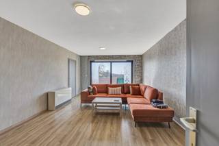 <p>Voor meer info of een bezoek, bel 053 59 49 32 - Op het dorp<strong> </strong>van Moorsel bevindt zich dit <strong>appartement met twee slaapkamers op de tweede verdieping. </strong>Bij het binnentreden van het appartement hebben we een ruime inkomhal, die toegang geeft tot de<strong> lichtrijke leefruimte</strong>. Vanuit deze leefruimte kunnen we een <strong>aangenaam terras betreden achteraan het gebouw</strong>, wat extra rust meebrengt. <strong>De keuken is volledig vernieuwd </strong>en geeft toegang tot een ruime berging. Verder zijn er <strong>twee slaapkamers</strong>. <strong>De volledig vernieuwde badkamer</strong> is voorzien met een inloopdouche en een lavabo. Daarnaast beschikt het appartement over een apart toilet. Het dak van het appartementsgebouw werd eind 2025 volledig vernieuwd. Ook de dakramen is dit appartement zijn volledig nieuw. Tevens is er gemeenschappelijke kelder die kan gebruikt worden door alle eigenaren. <strong>EPC-label D (geen renovatieverplichting)- Asbest-veilig</strong> - Gelegen te Moorsel (Aalst)</p>