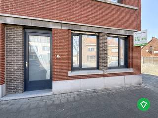 Dit gelijkvloers appartement bestaat uit: inkomhal - living - keuken - berging/wasplaats - toilet - bureau - 2 slaapkamers - badkamer met toilet...