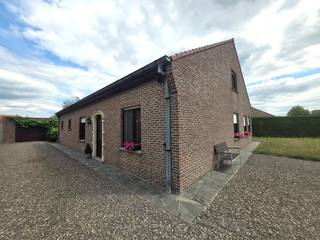 Op zoek naar een ruime en comfortabele woning met alles op één niveau? Deze gezellige open bebouwing in fermette-stijl combineert ruimte, comfort en een aangename buitenomgeving.<br /><br /> De woning beschikt over:<br /><br />- Ruime, groene tuin <br />- Dubbele garage<br />- Gezellig overdekt terras<br />- Praktische wasruimte met kitchenette<br />- Volledig uitgeruste keuken met aangename eetruimte<br />- Ruime en lichtrijke leefruimte<br />- 3 ruime slaapkamers<br />- Badkamer met zowel bad als douche<br />- Ruime zolderverdieping<br /><br />Interesse? Neem gerust contact op voor meer informatie of een bezoek!