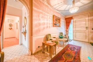 Te renoveren statige, gelijkvloerse villa met een bewoonbare oppervlakte volgens EPC-attest van 177m² (exclusief kelder van nog eens ca. 177m²) op een perceel van maar liefst 2.330m² ! Naast het vele potentieel dat deze riante woonst te bieden heeft, wordt dit pand ook gekenmerkt door een <strong>uitstekende bereikbaarheid</strong> dankzij de onmiddellijke nabijheid van enkele gewestwegen en autosnelweg E17. INDELING: De kelder bestaat uit een inpandige garage, technische ruimte, wasplaats en diverse opbergruimtes die naar eigen creatie nog héél wat te bieden hebben. Op het gelijkvloers vindt men volgende ruimtes terug: Inkomhal, gastentoilet, vestiaireruimte, zonnige leefruimte met annex keuken en gang met achterdeur naar buiten en toegang tot de kelder, alsook de nachthal met 3 slaapkamers en de geïnstalleerde badkamer. De riante tuin opgedeeld in een voortuin met oprijlaan die doorgaat tot achteraan het perceel. De achtertuin biedt héél wat mogelijkheden en is tevens voorzien van héél wat privacy. EXTRA: CV op stookolie | Kelder met een oppervlakte van ca. 177m² (volgens indicatieve opmetingen) | Renovatieplicht van toepassing. Voor meer foto's en informatie, surf naar www.bordes.be