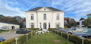 Strategisch gelegen kantoorruimtes met 2 tot 8 werkplaatsen (+/- 20 m² - 80 m²) te huur langs én met fantastische visibiliteit van de...