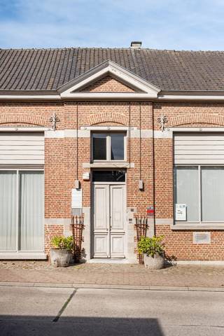 Uitsluitend te verwerven via een aandelenoverdracht.<br />Bent u op zoek naar een uniek pand met karakter, ruimte en tal van mogelijkheden? Dan biedt dit uitzonderlijke multifunctionele gebouw in Schaffen (Diest) een zeldzame opportuniteit.<br /><br />Met een bruikbare vloeroppervlakte van maar liefst 590 m², een tuin en parkeermogelijkheden, leent dit pand zich uitstekend voor diverse professionele, commerciële of residentiële invullingen. Het gebouw beschikt over een authentieke uitstraling en karaktervolle elementen die zorgen voor een unieke sfeer en uitstraling.<br /><br />Het pand is momenteel vergund als koffiehuis en biedt daardoor interessante mogelijkheden voor horeca, evenementen, praktijkruimtes, kantoren, co-working of een combinatie van wonen en werken. Volgens lokale overlevering en bepaalde historische bronnen zou het gebouw oorspronkelijk dienst hebben gedaan als schoolgebouw, wat bijdraagt aan zijn bijzondere charme en historisch karakter.<br /><br />Troeven<br />Multifunctioneel gebouw<br />590 m² bruikbare vloeroppervlakte<br />Vergund als koffiehuis<br />Karaktervolle architectuur<br />Tuin aanwezig<br />Voldoende parkeermogelijkheden<br />Tal van exploitatie- en investeringsmogelijkheden<br />Uniek pand met historische uitstraling<br />Uitstekende ligging<br /><br />Gelegen in Schaffen, een deelgemeente van Diest, geniet dit pand van een strategische ligging met een uitstekende bereikbaarheid. Het centrum van Diest, winkels, scholen en openbaar vervoer bevinden zich op korte afstand, terwijl de op- en afritten van de E313 een vlotte verbinding bieden richting Hasselt, Leuven en Antwerpen. De combinatie van een groene omgeving, een centrale ligging en een sterke regionale aantrekkingskracht maakt deze locatie bijzonder interessant voor ondernemers en investeerders.<br /><br />Kortom, een uitzonderlijke opportuniteit voor wie op zoek is naar een karaktervol pand met een rijke uitstraling, een veelzijdige bestemming en een uitstekend investeringspotentieel.