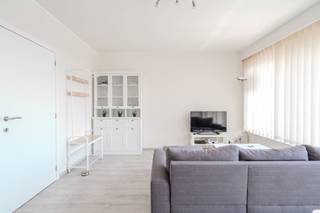 Zonnige studio met slaaphoek en zuid georiënteerd terras te koop, gelegen op de vierde verdieping van de gekende Residentie Wimbledon, Leopoldlaan 137. De studio bevindt zich in het centrum van Middelkerke, vlakbij winkels, restaurants, het casino en de Zeedijk.<br />Privatieve kelderberging en gezamenlijke fietsenberging in het gebouw.<br /><br />Indeling:<br />- inkomhall/aparte slaaphoek (8m²)<br />- lichtrijke leefruimte met zicht op het hinterland <br />- ruim zuidgericht terras voorzien van een zonneluifel<br />- open geïnstalleerde keuken<br />- privatieve kelderberging <br /><br />Tevens is er een gemeenschappelijke fietsenberging in de kelderverdieping.<br /><br />Troeven:<br />- centraal gelegen, pal in het centrum van Middelkerke<br />- dichte nabijheid van winkels, horeca en de Zeedijk<br />- zuid georiënteerd<br />- aangenaam terras met prachtig zicht op het hinterland<br />- privatieve kelderberging<br />- gezamenlijke fietsenberging<br /><br />Bent u op zoek naar een studio met slaaphoek en zonnig terras te koop te Middelkerke? Aarzel niet en leg vandaag nog uw bezoek vast!<br /><br />Bestuursmaatregelen in het maatregelenregister: nee