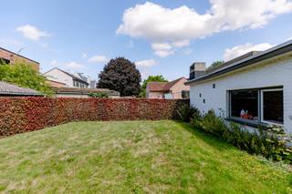 Contacteer Simon via 0498 12 37 08 of simon@vicusvastgoed.be <br /><br />De woning aan Karel de Ghelderelaan 10, 8820 Torhout is een tijdloze open bebouwing met een centrale ligging nabij het Ravenhofpark.<br /><br />De woning beschikt over 3 slaapkamers, een badkamer, een garage en een zonnige tuin.<br />Veranda voor extra leefruimte<br />Garage + oprit voor meerdere voertuigen<br />Centrale ligging nabij winkels en scholen<br />Gezellige leefruimte met houtkachel<br />Balkon bij één van de slaapkamers<br />Potentieel voor renovatie en persoonlijke afwerking<br /><br />Dankzij de AI-foto’s krijgt u alvast een indruk hoe deze ruimtes er na renovatie kunnen uitzien: modern, stijlvol en met oog voor comfort.<br /><br />Contacteer Simon via 0498 12 37 08 of simon@vicusvastgoed.be en plan snel uw bezoek!