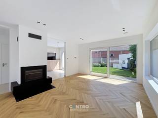 Volledig gerenoveerde gezinswoning met 4 slaapkamers, ZUIDgerichte tuin en ruime garagebox te Staden!<br /><br /><span><span><span><span><span><span><span><span><span><span><span><span><span><span>Op een vlot bereikbare locatie in Staden, bevindt zich deze </span><span>instapklare, volledig gerenoveerde woning</span><span> die comfort, ruimte en functionaliteit perfect combineert.</span></span></span></span></span></span></span></span></span></span></span></span></span></span><br /><span><span><span><span><span><span><span><span><span><span><span><span><span><span>De woning beschikt over maar liefst 4 volwaardige slaapkamers, waardoor ze uitermate geschikt is voor grotere gezinnen of voor wie extra ruimte wenst voor een bureau, hobbykamer of thuiswerkplek. Op de eerste verdieping bevindt zich een verzorgde </span><span>badkamer</span><span>, terwijl het </span><span>gelijkvloers</span><span> bijkomend is uitgerust met een praktische douchekamer, wat het wooncomfort aanzienlijk verhoogt.</span></span></span></span></span></span></span></span></span></span></span></span></span></span><br /><span><span><span><span><span><span><span><span><span><span><span><span><span><span>Achteraan geniet u van een aangename zuidgerichte tuin, waar u de hele dag door kunt genieten van de zon en alle rust. Een absolute troef is de ruime garagebox die rechtstreeks aansluit op de tuin. Deze garage beschikt bovendien over een uitweg naar de achterliggende straat, waar zich extra parkeermogelijkheden bevinden.</span></span></span></span></span></span></span></span></span></span></span></span></span></span><br /><span><span><span><span><span><span><span><span><span><span><span><span><span><span>Dankzij deze unieke indeling is de woning niet alleen ideaal voor gezinnen, maar ook bijzonder interessant voor zelfstandigen, vrije beroepen of kleine ondernemers. De garage biedt immers tal van mogelijkheden voor opslag, een werkruimte of het veilig stallen van een bestelwagen, terwijl de extra parkeerplaats achteraan een grote meerwaarde vormt voor klanten of medewerkers.<br /><br /><strong>INDELING:<br /><u><em>Gelijkvloers:</em></u></strong><br />Lichtrijke inkomhal - ruime LICHTRIJKE living - volledig ingerichte keuken (O.a. met inductiefornuis, dampkap, ruime frigo, ingebouwde microgolfoven, heteluchtoven en vaatwasmachine) - berging met bijhorende inloopdouche - kelder - afzonderlijk gastentoilet - volledig aangelegde en omheinde tuin met ZUIDgericht terras en doorgang naar de achterliggende garagebox (Circa 40m2 lang/ met automatische sectionale poort).<br /><br /><u><em><strong>Eerste verdieping:</strong></em></u><br />Nachthal - badkamer (O.a. met dubbel lavabomeubel, hangtoilet en inloopdouche) - 4 volwaardige slaapkamers.<br /><br /><u><em><strong>Tweede verdieping:</strong></em></u><br />Ruime zolder (Ventilatiesysteem D).</span></span></span></span></span></span></span></span></span></span></span></span></span></span><br /><br /><span><span><span><span><span><span><span><span><span><span><span><span><span><span><strong><u>Opmerkingen:</u><br />- EPC in opmaak, totaal renovatie (Normaal gezien energielabel A!)</strong><br />- </span></span></span></span></span></span></span></span></span></span></span></span></span></span><span><span><span><span><span><span><span><span><span><span><span><span><span><span><span>Volledig gerenoveerde en instapklare woning.</span></span></span></span></span></span></span></span></span></span></span></span></span></span></span><br />- <span><span><span><span><span><span><span><span><span><span><span><span><span><span><span>Uitweg met parkeergelegenheid naar achterliggende straat.<br />- Regenwaterput aanwezig.<br />- Ventilatiesysteem D aanwezig!<br />- Elektrische ROLLUIKEN aanwezig!<br />- Domotica aanwezig!<br />- ZONNEPANELEN aanwezig!<br />- Zonnebloier aanwezig!<br />- Vloerverwarming aanwezig.<br />- Verwarming met warmtepomp.<br />- Afgewerkt met kwaltiatieve materialen: Visgraatparket, kwalitatieve keuken en keukentoestellen (Siemens)...<br />- Ruime garagebox met automatische sectionale poort.<br /><br />Zeer geschikte woning </span></span></span></span></span></span></span></span></span></span></span></span></span></span></span><span><span><span><span><span><span><span><span><span><span><span><span><span><span><span>voor gezinnen én voor zelfstandigen!</span></span></span></span></span></span></span></span></span></span></span></span></span></span></span> <span><span><span><span><span><span><span><span><span><span><span><span><span><span>Een woning die ruimte, comfort en praktische mogelijkheden samenbrengt op een uitstekende locatie in Staden. Een bezoek zal u ongetwijfeld overtuigen. Aarzel zeker niet om ons te contacteren voor een bezoek ter plaatse: 051/817.817 - info@centro.be.</span></span></span></span></span></span></span></span></span></span></span></span></span></span>