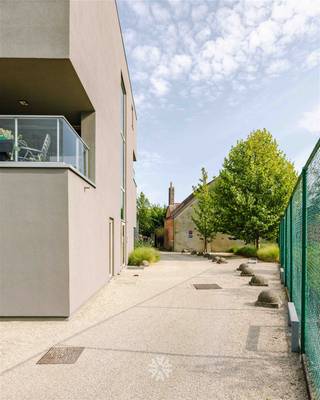 <p><span>GHENT - Vous êtes à la recherche d'un</span><span> appartement clé en main sur le toit avec une terrasse spacieuse et ensoleillée à la gare Sint-Pieters de Gand ? </span></p><p><span>Ce bien est fait pour vous.</span></p><p><span> </span></p><p><span>Les atouts les plus importants en un mot : <br /><br /></span></p><ul><li><span>Situé à un emplacement de choix </span><span>près de la gare de Gand-Saint-Pierre</span></li><li><span>Facilement accessible, mais dans un quartier intérieur verdoyant</span></li><li><span>Appartement en attique </span></li><li><span>Idéal pour l'occupation personnelle, l'investissement ou l'étude des enfants</span></li><li><span>Efficace sur le plan énergétique</span><span> </span></li><li><span>Proche des commerces, des écoles et des transports en commun</span></li><li><span>Terrasse spacieuse et bien orientée (sud-est)</span></li><li><span>Prêt à emménager et bien entretenu</span></li><li><span>Faibles charges communes</span></li><li><span>Lumière naturelle abondante</span></li></ul><p><span> </span></p><p><span>Voici à quoi ressemble le plan de l'appartement :</span></p><p><span>Hall d'entrée, toilettes séparées, débarras,</span><span> salon, salle à manger, cuisine ouverte avec grande baie vitrée, terrasse, chambre à coucher et salle de bains avec baignoire.</span></p><p><span> </span></p><p><span>Important :</span></p><p><span>Prix indicatif de l'appartement : 325 000 EUR</span></p><p><span>EPC :  169 kWh/(m² année)</span></p><p><span> </span></p><p><span>Contactez l'agence immobilière Axel Lenaerts pour plus d'informations ou une visite sur place : 09 245 24 24 ou <span>hannelore@axellenaerts.be</span></span></p><p><span> </span></p><p><span> </span></p>