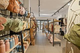 Handelspand met topvisibiliteit op uiterst commerciële locatie te Middelkerke!Bent u op zoek naar de perfecte plek voor uw nieuwe zaak, kantoor of praktijk? Dit ruime handelsgelijkvloers van 160 m² combineert een strategische ligging met uitzonderlijk veel opslagruimte. De opvallende uitbouw aan de straatkant zorgt voor een maximale visibiliteit en een sterke passage.Indeling en troeven:* Gelijkvloers (160 m²): Ruime handelsruimte met veel lichtinval.* Stockage: Kelderverdieping van 40 m² én een extra bergruimte van 40 m² op de eerste verdieping.* Instapklaar: De huidige inrichting kan in overleg worden overgenomen.* Technisch: Voorzien van elektrische verwarming en aparte tellers voor eigen contracten.Financiële info:* Provisies: € 280/maand (onroerende voorheffing) + € 70/maand (syndic).* Waarborg: 3 maanden huur.* Beschikbaarheid: In onderling overleg.Contacteer ons nu voor meer info of een rondleiding!