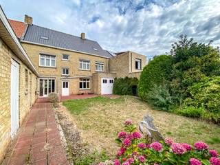 Zeer ruime te renoveren woning op 445 m² met Zuid west georiënteerde tuin. Ontdek deze ruime rijwoning met 5 slaapkamers, garage en zuidwestgerichte tuin in het landelijke Izenberge (Alveringem)! Via de inkomhal vind je links een polyvalente ruimte die perfect dienst kan doen als bureau, hobbykamer of kleine handelsruimte, en rechts de lichte leefruimte die doorloopt naar de keuken. Op het gelijkvloers zijn ook een praktische berging, toilet en een garage met rechtstreekse toegang tot de zonnige tuin aanwezig. Op de verdieping bevinden zich vijf slaapkamers en een badkamer, terwijl de zolder en kelder extra opslag- of inrichtingsmogelijkheden bieden. Dankzij de grote bewoonbare oppervlakte vormt deze woning de ideale basis om hier jouw moderne droomhuis te creëren. Contacteer ons snel voor een bezoek.<br /><br />Neem voorsprong met een vrijblijvende en gratis schatting van uw eigendom via:<br />http://www.residentievastgoed.be/gratisonlineschatten<br /><br /> EPC: 641 UC: 3658427 (F-label) (Ref. NI26565) <br /><br />De vermelde prijs is een richtprijs, elk bod wordt voorgelegd aan de eigenaar die zich het recht voorbehoudt om dit te aanvaarden of te weigeren.