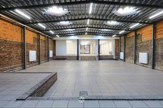 Gent - Koning Albertlaan 134: Op zoek naar een ruim handelspand te huur vlakbij station Gent-Sint-Pieters? Dan is dit pand mogelijk iets voor u. De...