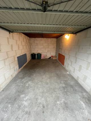 Droge garagebox te KOOP te Harelbeke.Vrij op Na 1 maand opzeg van de huurMomenteel verhuurd € 100 + € 5 GK/maand + Onroerende Voorheffing (+/- 85...