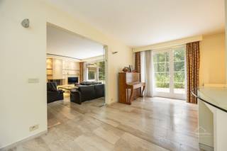 <p><span>Riante villa in een groene en residentiële omgeving!</span></p><p><span>Deze ruime en karaktervolle villa biedt een uitzonderlijke combinatie van </span><span>wooncomfort, privacy en ruimte</span><span>, zowel binnen als buiten.</span><span> </span></p><p><span> </span></p><p><span>Bij het betreden van de woning komt u in een </span><span>ruime inkomhal</span><span> met rechts een afzonderlijke bureauruimte, een apart toilet en praktische ingemaakte kasten. Aan de linkerzijde bevindt zich de </span><span>lichtrijke leefruimte</span><span>, waar grote schuifdeuren zorgen voor een aangename verbinding met het terras en de groene tuin. Vanuit de leefruimte is er een open doorgang naar de eetkamer en een bijkomende gezellige zithoek.</span></p><p><span> </span></p><p><span>Op het gelijkvloers bevindt zich een ruime eerste slaapkamer met </span><span>airconditioning en verwarming</span><span>. Via de dressing bereikt u de bijzonder ruime badkamer, uitgerust met een </span><span>dubbele douche, jacuzzi-bad, dubbele wastafel en toilet</span><span>.</span></p><p><span>De </span><span>volledig geïnstalleerde keuken</span><span> biedt alles wat nodig is voor dagelijks comfort en beschikt over de mogelijkheid om zowel </span><span>elektrisch als op gas te koken</span><span>.</span></p><p><span>Doorheen de woning zijn bovendien </span><span>ingebouwde speakers</span><span> aanwezig voor muziek of radio in verschillende ruimtes.</span></p><p><span>Een absolute troef van deze woning is het </span><span>binnenzwembad</span><span>, dat zich eveneens op het gelijkvloers bevindt en het hele jaar door een bijzondere meerwaarde biedt.</span><span> </span></p><p><span> </span></p><p><span>Op de eerste verdieping bevinden zich nog </span><span>drie slaapkamers en twee badkamers</span><span>. Twee slaapkamers beschikken over een </span><span>gedeelde badkamer</span><span>, centraal gelegen tussen beide kamers. De badkamer is uitgerust met een douche, dubbele wastafel en toilet. De vierde slaapkamer beschikt over een </span><span>eigen badkamer </span><span>met een douche, wastafel en toilet.</span></p><p><span>Verder beschikt de verdieping over een </span><span>ruime polyvalente kamer</span><span> zonder raam, die uitstekend dienst kan doen als speelkamer, hobbyruimte of extra bergruimte.</span><span> </span></p><p><span> </span></p><p><span>Op de </span><span>kelderverdieping</span><span> bevindt zich een</span><span> gezellige bar</span><span>, een </span><span>ruime extra kamer</span><span>, een </span><span>handige berging</span><span> en de nodige technische ruimtes voor onder meer de zwembadinstallatie en andere technische voorzieningen. Tevens is er een kruipkelder aanwezig.</span><span> </span></p><p><span>Ook op het vlak van parkeren biedt de woning veel mogelijkheden. De </span><span>ruime inpandige garage biedt plaats aan twee auto's</span><span> en wordt aangevuld met een ruime oprit.</span><span> </span></p><p><span> </span></p><p><span>De buitenomgeving maakt het geheel compleet. De grote, groene </span><span>parktuin van 3.200 m²</span><span> biedt volop privacy en beschikt over een sfeervolle vijver, ruime terrassen en een gezellig prieel met elektriciteitsaansluiting. </span></p><p><span>Een woning met bijzonder veel potentieel voor wie op zoek is naar </span><span>ruimte, privacy en tal van extra faciliteiten</span></p><p><span> </span></p><p><span>Troeven:</span></p><ul><li><span>4 slaapkamers</span></li><li><span>3 badkamers</span></li><li><span>Perceel van 3.650m²</span></li><li><span>Ruime terras en parktuin</span></li><li><span>EPC label C</span></li><li><span>Binnenzwembad</span></li><li><span>Kelderverdieping met bar</span></li></ul><p><span> </span></p><p><span>Vrijblijvend advies met gratis schatting van uw eigendom? Neem gerust contact met ons op! </span></p><p><span> </span></p><p><span>Jessica Wojcik</span></p><p><span><span>Jessica@homeforyou.be</span></span></p><p><span>+32 488 24 97 20</span></p><p><span>7/7 bereikbaar</span></p><p><span> </span></p><p><span> </span></p>