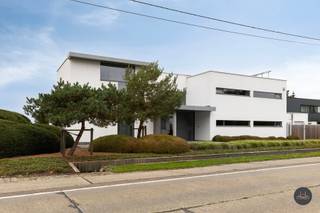 Meer info via homixx.be of via 016 199 344Ontdek deze stijlvolle moderne villa in Schriek, waar luxe, comfort en een prachtig uitzicht samenkomen. De...