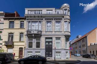PRADO PENTHOUSE biedt een unieke woonervaring midden in het historische hart van Gent, op slechts 300 meter van de Kouter. Dit luxueuze appartement van 160 m² bevindt zich in een karaktervol gebouw uit 1925, opgetrokken in neoclassicistische stijl, waar authentieke elementen naadloos samensmelten met hedendaags comfort en functionaliteit. De op maat ontworpen keuken met kookeiland is afgewerkt in mortex en Calacatta Oro-marmer, en sluit perfect aan op de doorlopende mortexvloer die de volledige benedenverdieping siert. De ruime, lichtrijke leefruimte beschikt over een aansluitende eetplaats en een extra kamer die kan dienen als slaapkamer of bureau. , ideaal voor wie wonen en werken stijlvol wil combineren. Achteraan bevindt zich nog een 2 de slaapkamer met eigen badkamer en een groot zonnig terras met een prachtig zicht op de skyline van Gent. Op de bovenverdieping vind je de master bedroom met visgraag parket , dressing, een apart toilet, een tweede terras en een ruime badkamer uitgerust met inloopdouche, ligbad en dubbele lavabo. Het pand is toegankelijk via een privatieve lift of via een authentieke traphal in art - deco stijl. Ideaal voor wie op zoek is naar rust, luxe en comfort, midden in de bruisende stad. EPC B.