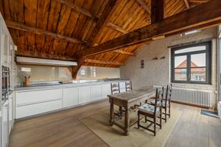 Dakappartement met zonneterras en 'loftallures' gelegen in een rustige straat nabij de Carolus Borromeuskerk en de Kathedraal.   Het appartement...