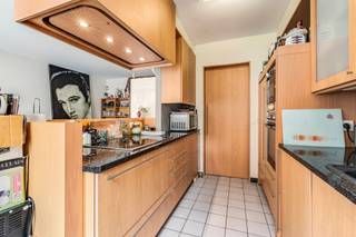 Dit tweeslaapkamerappartement is gelegen op wandelafstand van het centrum van Oostende. Op heden is er een vaste huurster waardoor het een interessante investering vormt. <br /><br />Het pand is logisch ingedeeld met ten eerste een ruime inkomhal. Verder is er de leefkamer en aansluitende keuken. Achterin het appartement is er een ruime badkamer met bad/douchecombinatie. Er zijn twee volwaardige slaapkamers aanwezig. Tot slot is er nog een handige berging met aansluiting voor een wasmachine. <br /><br />Het appartement beschikt daarenboven over een conforme elektrische keuring en een gunstig EPC label. <br /><br />Bent u op zoek naar een interessante investering? Aarzel dan niet en neem contact op voor meer info of een afspraak. <br /><br />