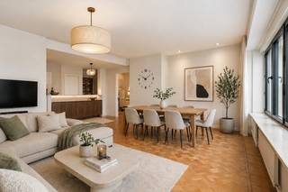 Te koop: ruim appartement in Aalst, centraal gelegen nabij het station, winkels en horeca. Dit instapklaar appartement werd volledig gerenoveerd in...