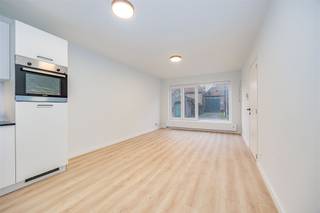 <p><span>Vergund opbrengsteigendom</span><span> bestaande uit </span><span>3 appartementen en een ruime tuin </span><span>aan de Kaaldries in </span><span>Hamme</span><span>. Ideaal gelegen vlakbij winkels, scholen en openbaar vervoer.</span></p><p><span>Alle appartementen zijn net gerenoveerd en staan leeg. </span></p><p><span>Indeling</span><span>:</span></p><p><span>- Gelijkvloers:</span></p><p><span>tweeslaapkamerappartement met lichtrijke leefruimte, volledig geïnstalleerde open keuken, aparte technische berging, badkamer met inloopdouche. achteraan het appartement is een ruim terras met bijhorende privatieve tuin en tuinberging.</span></p><p><span>- Verdieping één:</span></p><p><span>tweeslaapkamerappartement met lichtrijke leefruimte in L-vorm, volledig geïnstalleerde open keuken, aparte technische berging, badkamer met inloopdouche en 2 ruime terrassen. Achteraan beschikt het terras over een trap die verbinding maakt tot een privatieve tuin. </span></p><p><span>- Verdieping twee:</span></p><p><span>tweeslaapkamerappartement met lichtrijke leefruimte in L-vorm, volledig geïnstalleerde open keuken, aparte technische berging, badkamer met inloopdouche en één ruim terras. </span></p><p><span>Bijzonderheden:</span></p><ul><li><span>Volledig leeg</span></li><li><span>totaalrenovatie (2025)</span></li><li><span>EPC label B en C</span></li><li><span>Centrale ligging</span></li><li><span>Individuele nutsvoorzieningen</span></li><li><span>CV op aardgas, PVC ramen met HR beglazing en isolatie in muren en dak</span></li><li><span>Potentiële huuropbrengst: 3 x 900/950 euro / maand exclusief nutsvoorzieningen</span></li><li><span>netto rendement van 3.8% </span></li><li><span>Ideaal als langetermijninvestering perfect voor de verhuur.</span></li></ul><p><span>Ben jij geïnteresseerd in dit opbrengsteigendom te koop in Hamme, ben je op zoek naar ander vastgoed of wens je de waarde van jouw eigendom te kennen? Dan ben je bij BOLT immo aan het juiste adres! Wij helpen jou graag verder.</span></p>