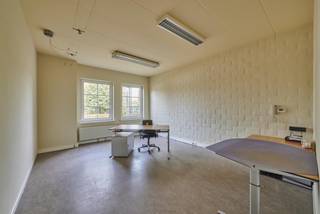 Gelijkvloerse kantoorruimte van 115m² op de Peerderbaan, vlakbij de Noord-Zuid verbinding en het centrum van Hechtel. Aan de achterzijde van...