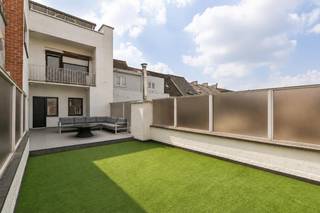 <p>Te koop: instapklaar halfopen appartement in Gent, nabij de Gentbrugse Meersen en belangrijke invalswegen.</p>

<p>Dit appartement (bouwjaar 1978) biedt twee comfortabele slaapkamers, een energiezuinig EPC-label B (115 Kwh/m2) en is uitgerust met zonnepanelen. Het ruime, zongerichte terras van 65 m² vormt een echte troef voor wie graag buiten leeft. De ligging aan de Brusselsesteenweg zorgt voor vlotte verbindingen, terwijl openbaar vervoer en natuurgebieden op korte afstand liggen.</p>

<p>Belangrijkste ruimtes:<br />• Lichte woonkamer met directe toegang tot het terras<br />• Functionele keuken met voldoende opbergruimte<br />• Twee slaapkamers met aangename lichtinval<br />• Badkamer met douche en wastafel<br />• Apart toilet<br />• Berging voor extra opslag<br />• Zongericht terras (65 m²) ideaal voor ontspanning</p>

<p>Troeven:<br />• Instapklaar appartement met zonnepanelen<br />• Ruim zongericht terras van 65 m²<br />• Nabij invalswegen en Gentbrugse Meersen</p>

<p>Neem vandaag nog contact op met je ERA-makelaar voor een bezoek.</p>