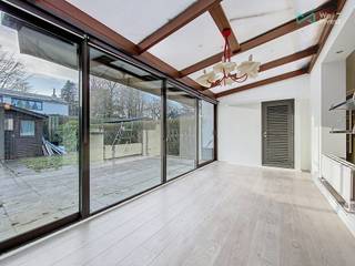 We Invest stelt u deze prachtige woning met 3 slaapkamers en tuin voor, gelegen in een rustige en groene woonwijk in Wezembeek-Oppem.De woning is...