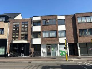 Dit recent gerenoveerde appartement bevindt zich in het bruisende centrum van Kapellen, vlakbij het rustige gemeentepark en de mooie en gezellige winkels. Het appartement bestaat uit een zonnige woonkamer op parketvloer, volledig ingerichte keuken (afwasmachine, dubbele oven, dubbele ijskast met vriesvak,...), 2 bergingen, 3 slaapkamers die telkens toegang geven tot het terras, een prachtige badkamer met inloopdouche en ligbad en een apart gastentoilet met handenwasser. Er is tevens een ruime garagebox inbegrepen in de huurprijs. De provieskosten per maand voor het waterverbruik bedragen 40 euro. De vaste kosten van het gebouw zitten inbegrepen in de huurprijs.