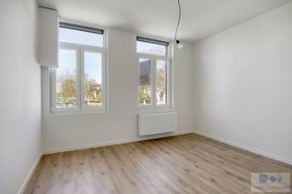 Op een uitstekende locatie te Lier bevinden zich deze 2 charmante rijwoningen met 3 volwaardige slaapkamers en gezellige stadstuin.<br /> <br />Deze volledig gerenoveerde, hedendaagse woningen zijn gelegen in een rustige, kindvriendelijke straat op wandelafstand van centrum Lier wat ervoor zorgt dat winkels, scholen en openbaar vervoer binnen handbereik zijn.<br /><br />We betreden de woningen langs de voordeur waar de inkomhal enerzijds toegang geeft tot de ruime fietsenberging en anderzijds tot de aangename leefruimte met maximale lichtinval. Aansluitend de leefruimte, is er de aanwezigheid van een hedendaagse keuken met alle hedendaagse toestellen en comfort. Achterliggend bevindt zich een apart toilet en berging met wasplaats. De keuken biedt toegang tot de gezellige, volledig afgesloten stadstuin waar het heerlijk vertoeven is.<br /><br />Terug in de leefruimte, geeft de vaste trap een toegang tot het 1 ste verdiep. Hier treffen we één ruime slaapkamer en badkamer uitgerust met inloopdouche, ligbad, dubbele wastafel en toilet. Via de overloop komen we op het 2 de verdiep, deze maakt plaats voor nogmaals 2 ruime slaapkamers.<br /><br />Door het gebruik van duurzame, kwalitatieve materialen alsook conforme isolatienormen, zonnepanelen en vloerverwarming, genieten deze instapklare woningen beiden EPC label A.<br /><br />Kortom, zorgeloos wonen op een toplocatie te Lier!<br />Neem gerust contact op met ons voor meer info of een bezoek ter plaatse.