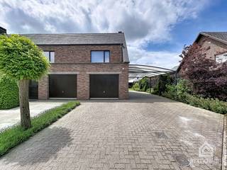 <strong>PLUSPUNTEN:</strong><br />+ perceeloppervlakte: 1.229 m²<br />+ bewoonbare oppervlakte: 319 m²<br />+ 3 slaapkamers<br />+ verassend ruime gezinswoning<br />+ kelder én zolder<br />+ prachtig perceel<br />+ hoogwaardige afwerking<br />+ voorzien van airco en zonnepanelen<br />+ groenestoomcertificaten van +/- 7x 230€ tot 2032<br />+ beschikbaar vanaf 09/2027<br />+ elektriciteit conform tot 2051<br /><br /><strong>ALGEMEEN:</strong><br />Welkom in deze statige en bijzonder ruime gezinswoning, gelegen op een prachtig perceel van maar liefst 1.229 m² in het charmante Lozen. Deze instapklare woning combineert een hoogwaardige afwerking met een zee aan leefruimte en biedt alles wat een gezin nodig heeft om comfortabel te wonen.<br /><br />Bij het betreden van de woning wordt u meteen verwelkomd door een ruime inkomhal die toegang geeft tot de verschillende leefruimtes. De lichtrijke woonkamer en gezellige eetkamer vormen samen het hart van de woning en creëren een warme, uitnodigende sfeer. De functionele keuken sluit hier naadloos op aan en biedt voldoende ruimte voor wie graag kookt en geniet van het gezinsleven. Daarnaast beschikt de woning over een praktische bureauruimte, ideaal voor thuiswerk, een wasberging, garage, kelder en extra zolderruimte.<br /><br />Op de verdieping bevinden zich drie volwaardige slaapkamers en een ruime badkamer. Dankzij de royale oppervlakte van maar liefst 319 m² geniet elk gezinslid hier van zijn eigen plek en een aangenaam wooncomfort. Bovendien zorgen de aanwezige airconditioning en zonnepanelen voor een extra energiezuinige en toekomstgerichte woonervaring.<br /><br />Buiten wacht een schitterende tuin die volop rust, privacy en ontspanningsmogelijkheden biedt. Het ruime perceel vormt een groene oase waar kinderen vrij kunnen spelen, tuinliefhebbers hun hart kunnen ophalen en waar u tijdens de zomermaanden heerlijk kunt genieten van gezellige momenten met familie en vrienden. De combinatie van ruimte, groen en privacy maakt deze buitenomgeving werkelijk uniek.<br /><br />De woning bevindt zich in Lozen, een rustige en aangename deelgemeente van Bocholt, waar landelijk wonen hand in hand gaat met een vlotte bereikbaarheid. Winkels, scholen, horeca en recreatiemogelijkheden bevinden zich op korte afstand, terwijl de groene omgeving uitnodigt tot wandelen en fietsen. Hier geniet u dagelijks van een rustige woonomgeving zonder in te boeten aan comfort en voorzieningen.<br /><br />Bent u op zoek naar een ruime, kwalitatief afgewerkte woning met een prachtige tuin en een uitstekende ligging? Dan is deze unieke eigendom absoluut een bezoek waard.<br /><br /><strong>BEZOEKMOMENT:</strong><br />De foto's geven u alvast een sfeervolle eerste indruk van deze bijzondere woning. Om de ruimte, de unieke ambiance en de rust van de groene omgeving echt te beleven, nodigen wij u van harte uit voor een persoonlijke bezichtiging.<br /><br />U bent van harte welkom tijdens de kijkdag op <strong>woensdag 29 juli 2026, tussen 09.00 en 12.00 uur</strong>. Om iedere geïnteresseerde alle aandacht te kunnen geven, vinden bezichtigingen uitsluitend plaats op afspraak.<br /><br />Bent u op dit moment verhinderd? Dan plannen wij graag in overleg een alternatief moment dat u beter uitkomt. Wij horen graag van u.<br /><br /><strong>INDELING:</strong><br />-1: kelder<br />+0: inkomhal, toilet, bureau, wasberging, keuken, woonkamer, eetkamer, garage, tuinhuis<br />+1: nachthal, badkamer, 3 slaapkamers, zolderruimte<br />+2: zolder<br /><br /><strong>FINANCIERING:</strong><br />Een succesvolle vastgoedtransactie begint met een goede voorbereiding. Wij adviseren kandidaat-kopers om hun financiële mogelijkheden tijdig in kaart te brengen, zodat zij met de nodige zekerheid en vertrouwen kunnen handelen wanneer de juiste opportuniteit zich aandient.<br /><br /><strong>VERKOPEN OF VERHUREN MET EEN STRATEGISCHE AANPAK?</strong><br />Dankzij het vertrouwen van onze klanten en onze sterke marktpositie zijn wij voortdurend op zoek naar kwalitatieve eigendommen. Overweegt u te verkopen of te verhuren? Ontdek vrijblijvend onze persoonlijke aanpak en hoe wij uw eigendom optimaal positioneren om de juiste doelgroep te bereiken.<br /><br /><strong>ALS EERSTE OP DE HOOGTE VAN NIEUW AANBOD:</strong><br />De beste eigendommen worden vaak gevonden vóór ze breed beschikbaar zijn. Schrijf u vrijblijvend in via onze website en ontvang nieuw aanbod dat aansluit bij uw wensen en zoekcriteria.<br /><br /><strong>UW VASTGOED, ONZE EXPERTISE:</strong><br />Elke eigendom verdient een persoonlijke strategie. Met een combinatie van marktkennis, professionele presentatie, actieve klantenbenadering en een sterk netwerk begeleiden wij onze klanten naar een succesvol resultaat.<br /><br /><strong>PERSOONLIJKE SERVICE, PROFESSIONELE BEGELEIDING:</strong><br />Een vastgoedbeslissing vraagt een doordachte aanpak. Ons ervaren team staat klaar om u persoonlijk te adviseren en te begeleiden bij elke stap. Contacteer ons via +32 89 87 03 67 of via info@immosign-plus.be.