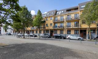 <p>Dit aangename dakappartement is gelegen in de Jorezstraat te Anderlecht, op de derde verdieping van een verzorgd en recent gebouw uit 2007. Het appartement is vlot bereikbaar met de lift of trap.</p><p>Deze ligging geniet van een uitzonderlijk goede bereikbaarheid met metro en bus richting centrum Brussel. Winkels, scholen en belangrijke invalswegen bevinden zich in de directe omgeving. </p><p>De inkomhal geeft toegang tot de aangename leefruimte met aansluitend een ingerichte keuken. Het appartement telt twee slaapkamers, waarvan één uitgeeft op het terras. Ideaal om van een rustige buitenruimte te genieten. Zeker aangezien de slaapkamers en dit balkon achteraan gelegen zijn.<br />Verder is er een badkamer met lavabo en douche in bad, een apart toilet en een praktische berging.</p><p>Ook is er een privatieve kelderruimte aanwezig en inbegrepen in de verkoopprijs.</p><p></p><p>Extra troeven:</p><ul><li><p>Individuele gasketel,</p></li><li><p>Conforme elektrische keuring,</p></li><li><p>EPC-label D,</p></li><li><p>Momenteel verhuurd, ideaal als investering.</p></li></ul><p>Een interessante opportuniteit op een centrale locatie in Anderlecht, met een uitstekende verbinding naar Brussel en alle dagelijkse voorzieningen binnen handbereik. </p>