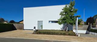 Voor een afspraak bel Kim 0473 72 33 62<br /><br />Ruime, moderne en energiezuinige woning op 619 ca. Bouwjaar 2014.<br />De grote raampartijen zorgen voor een optimale lichtinval.<br />De woning is gelegen op minder dan 5 minuutjes rijden van de op-/en afritten van de E313/E314.<br />Ook Lummen centrum is op amper 5 minuten rijden.<br />In Lummen centrum vind je alles wat het leven aangenaam en gemakkelijk maakt zoals de bakker, boetieks, dokters, apotheken, post, banken, leuke horecazaken, optiek, supermarkt en ook de scholen. Van kleuter- tot en met middelbaar onderwijs en bijhorende naschoolse opvang.<br />Aan het bussenknoopppunt, ook in het centrum, kan je dan weer het openbaar vervoer nemen naar alle gewenste richtingen reizen.<br />De sportfaciliteiten zoals tennis, padel, zwembad, sporthal - voor volleybal, basketbal, judo enz... -, voetbal, de Finse piste.... en de bibliotheek zijn op wandelafstand.<br />Lummen is bovendien rijk wandel - en fiets/mountainbikepaden zoals aan het Schulens meer, het domein van de Duizendjarige Eik, de Willekensberg, het Larens Broek enz...<br /><br />De woning wordt verwarmd met aardgas ( vloerverwarming ), er is airco aanwezig en de 15 zonnepanelen helpen je om energie te besparen.<br />De ramen zijn van aluminium met driedubbele beglazing op het gelijkvloers en dubbele beglazing op de verdieping.<br />De elektriciteit is conform het AREI.<br /><br />Er is een regenwaterput van 10.000 liter waarop de wasmachine, de toiletten, de buitenkraan en de kranen in de kelder zijn aangesloten.<br /><br />Onder de hele woning is een kelder van 125 m².<br /><br />INDELING<br /><br /><strong>Gelijkvloers</strong><br />Inkomhal met gastentoilet.<br />Van hier kun je rechts naar een ruime kamer die momenteel wordt uitgebaat als schoonheidssalon. Deze kamer kun je meerdere bestemmingen geven : bvb hobbykamer, slaapkamer met dressing, gewoon verder als handelsruimte of voor vrij beroep gebruiken enz...<br />Vanuit de inkomhal kun je via de pivocerende deur rechtdoor naar de verrassend ruime en lichtrijke woonkamer met volledig geïnstalleerde open keuken en kookeiland.<br />Via het schuifraam kom je op het gezellige terras en de zuidwest geörienteerde tuin.<br />Aan de keuken ligt de berging/wasplaats.<br />De badkamer met dubbele wastafel, ligbad en douche maken deze verdieping helemaal compleet en geven de mogelijkheid om op oudere leeftijd of bij mobiliteitsproblemen op deze verdieping alles te hebben wat comfort biedt.<br /><strong>Verdieping</strong><br />bovengekomen staat men in een grote overloop met een bureau en met een mooi uitzicht op de leefruimte dankzij de vide.<br />Op deze verdieping zijn nog 2 slaapkamers ( de grootste 16 m² ) en een tweede badkamer met een designvol vrijstaand bad, een douche en een toilet.<br /><br /><strong>De ruime garage </strong>voor meerdere wagens bevindt zich op niveau -1.<strong> Deze kelder </strong>is 125 m².<br /><br />Alle documenten zijn te raadplegen op onze website www.immobennysimons.be <br />